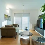 Wing 77 By Belmont Realty Lägenhet