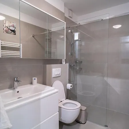아파트 Wing 77 By Belmont Realty
