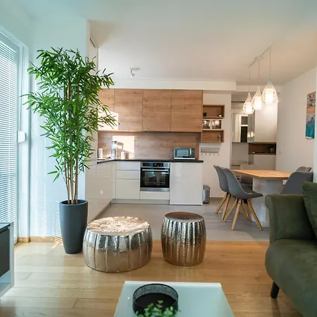 아파트 Wing 77 By Belmont Realty