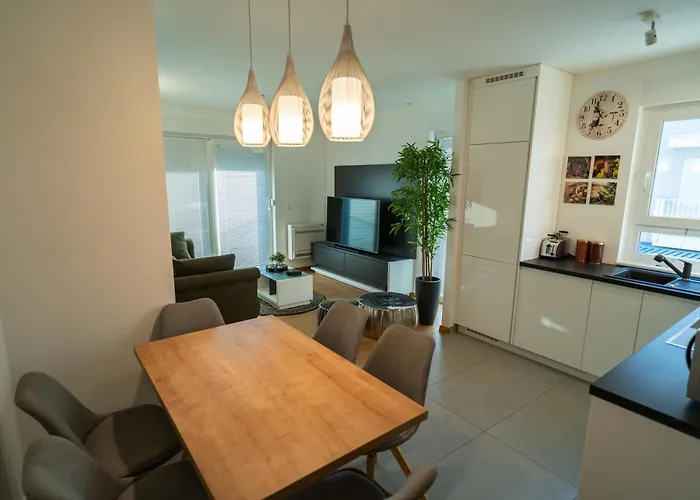 아파트 Wing 77 By Belmont Realty *