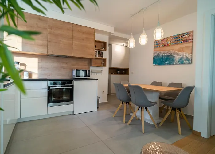 Wing 77 By Belmont Realty 자다르