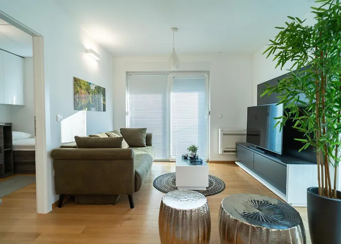 Wing 77 By Belmont Realty Appartement